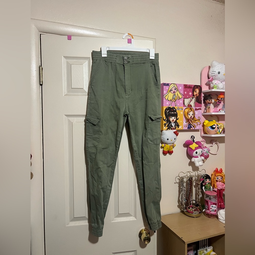 ✨ NWOT Olive Green High-Waisted Cargo Pants (Size 13/31) – Trendy Fall Style